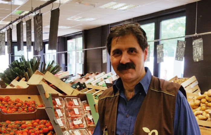 Jean-Yves L’Estime, gérant du magasin Naturenville, dans le XIIIe arrondissement. (Epoch Times)