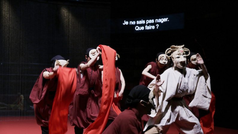 Okuninushi passant les épreuves avec les sous-titres en français projetés sur l’écran. (© musée du quai Branly, photo Cyril Zannettacci)