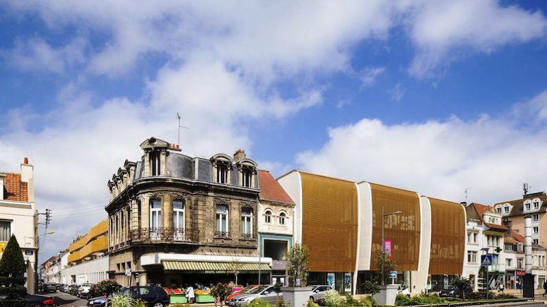 La façade d’entrée est un signal urbain majeur avec sa devanture dorée. 