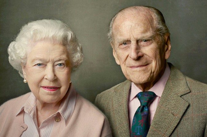 La reine Élizabeth II et son époux, le duc d’Édimbourg, au château de Windsor, juste après Pâques. Photo rendue publique le 10 juin 2016. (Annie Leibovitz/Buckingham Palace via Getty Images)