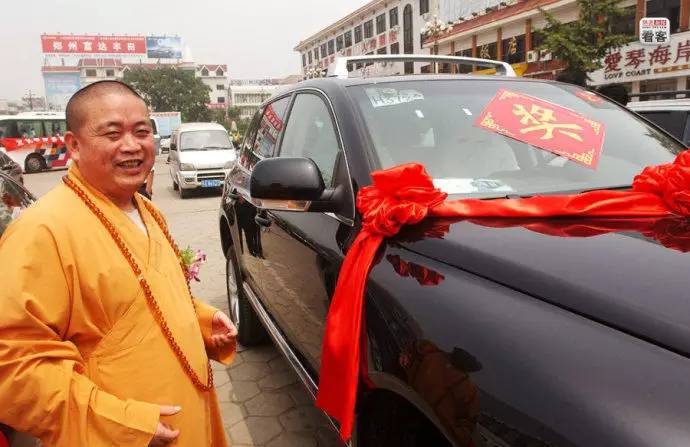 L'abbé Shaolin Shi Yongxin a reçu un 4x4 de la part des autorités locales pour ses "contributions au tourisme". (Dajiyuan)