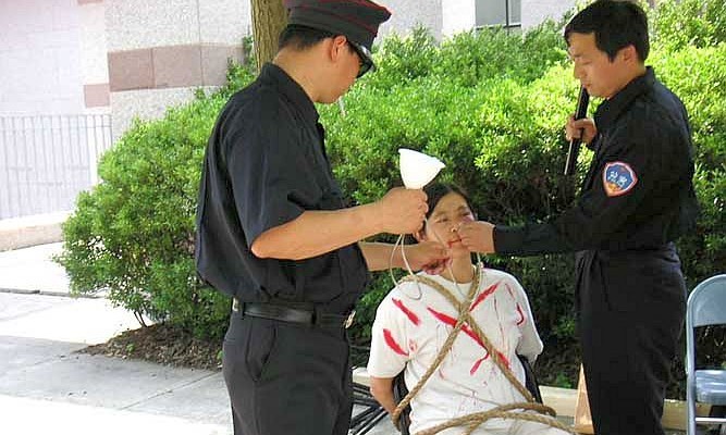 Une simulation par les pratiquants de Falun Gong de Chicago du gavage des pratiquants emprisonnés par le Parti communiste chinois (Minghui.org)