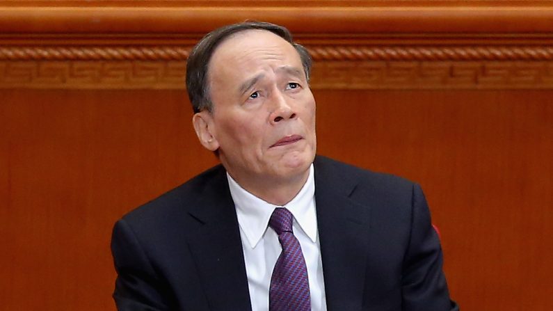 Le Secrétaire de la Commission centrale d’inspection de la discipline Wang Qishan assiste à la séance de clôture de la Conférence consultative politique du peuple chinois au Grand palais du peuple, le 13 mars 2015 (Feng Li / Getty Images)