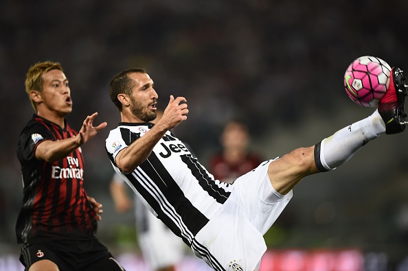 Le milieu de terrain du Milan AC, Keisuke Honda (à gauche) face au défenseur de la Juventus, Giorgio Chiellini lors de la finale de la Coupe Tim italienne à Rome le 21 mail. Le Milan AC vient d'être racheté par un groupe d’investisseurs chinois anonymes. (FILIPPO MONTEFORTE/AFP/Getty Images)