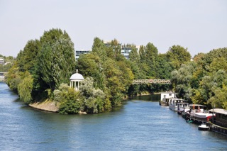 L’île de la Grande Jatte, est une île sur la Seine située dans le département des Hauts-de-Seine, entre les communes de Neuilly-sur-Seine et Levallois-Perret. (Wikimedia)