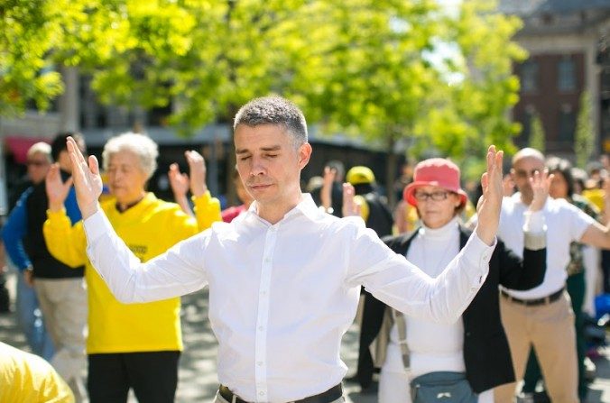 Des pratiquants de Falung Gong méditent sur Union Square à New York. (Benjamin Chasteen/Epoch Times)