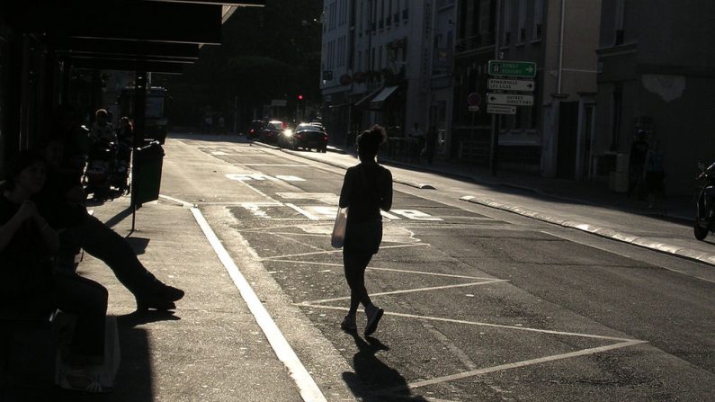 En zone urbaine, pas de végétation et des revêtements qui absorbent et conservent la chaleur. Pierre Duchemin/Flickr