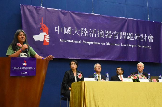 De gauche à droite : Leung Kwok-hung, membre du Conseil législatif de Hong Kong,  Guo Jun, rédactrice en chef de l'édition chinoise d’Epoch Times de Hong Kong, Wang Zhiyuan, porte-parole de WOIPFG, Dr. Ahmed Ghazali, néphrologue malaisien et l’enquêteur sur les abus de transplantation d'organes David Kilgour. (Sun Mingguo / Epoch Times)