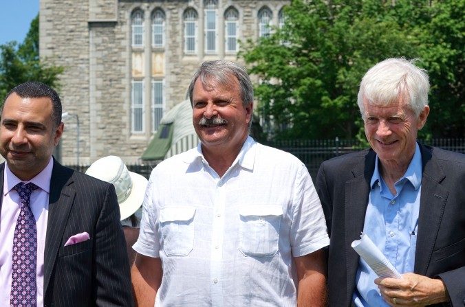 (de g. à d.) Le révérend Majed El Shafie, président de l’organisation des droits de l’homme One Free World International, Jack MacLaren, membre du parlement provincial de l'Ontario et David Kilgour, ancien secrétaire d’État, lors d'un rassemblement devant l'ambassade de Chine à Ottawa, le 20 juillet 2016. Cette date marque l'anniversaire du début de la persécution lancée par l'ancien dirigeant chinois Jiang Zemin en 1999 à l'encontre du Falun Gong. Les trois hommes se sont concertés lors de l'évènement et ont condamné la persécution illégale menée par le régime chinois, ainsi que les meurtres, subventionnés par l’État, des prisonniers de conscience pour le prélèvement de leurs organes. (Pam McLennan/Epoch Times)