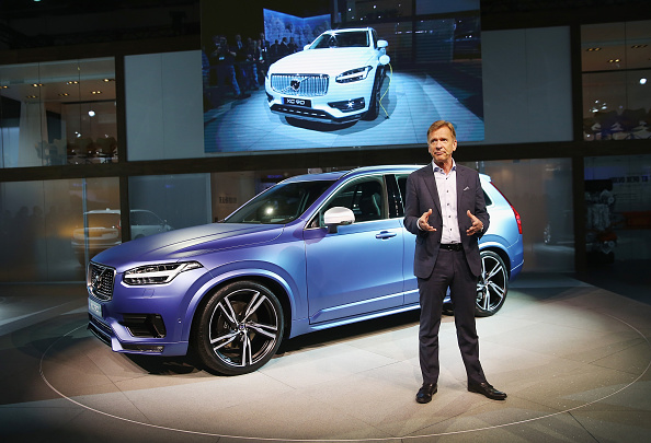 Hakan Samuelsson, CEO de Volvo Car Group, présente le XC90 SUV au salon de l’automobile de Detroit, dans le Michigan, le 12 janvier 2015. Volvo a annoncé, le 18 août dernier, un partenariat avec Uber afin de développer leurs compétences respectives en terme de voitures autonomes. Le XC90 SUV servira de véhicule de base pour ces travaux. (Getty Images)