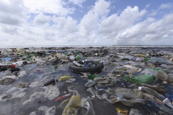 Des déchets plastiques sont répandus sur la plage de Bao près de Dakar (Sénégal), le 2 sept. 2015. (SEYLLOU/AFP/Getty Images)