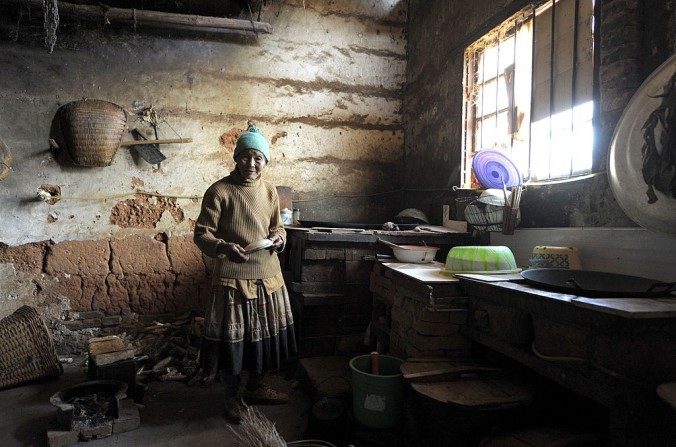 Une paysanne chinoise cuisine sur son poêle à biogaz dans la banlieue de Kunming, province du Yunnan dans le sud-ouest de la Chine, le 4 novembre 2009. (Liu Jin / AFP / Getty Images)