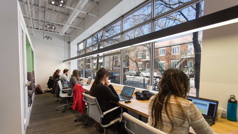 Depuis quelques années, les espaces de cotravail se sont multipliés au Québec.(Halte 24-7 Coworking Montréal - Photographe : Denis Wong Photographie)