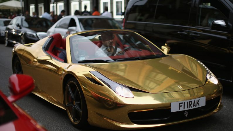 Une Ferrari dorée traverse Knightsbridge à Londres. Les touristes et amoureux de voitures inondent les quartiers huppés de Londres pour voir certaines des voitures les plus dispendieuses et les plus extravagantes. Beaucoup de riches propriétaires venant des pays du Golfe passent leurs étés à Londres et mettent leurs richesses en valeur avant d’aller s’exhiber dans d’autres villes européennes comme Paris ou Cannes. (Dan Kitwood/Getty Images)