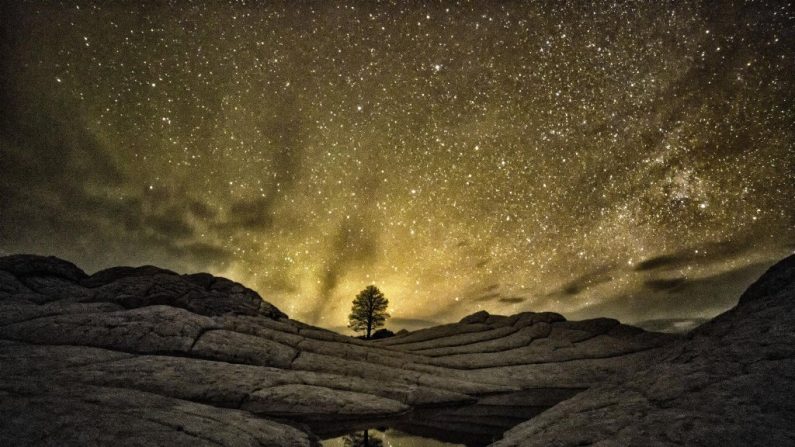 La voûte céleste au-dessus des falaises du Vermillon, du nom de leur couleur rougeâtre, dans l’Arizona. (Harun Mehmedinovic et Gavin Heffernan/SKYGLOW)