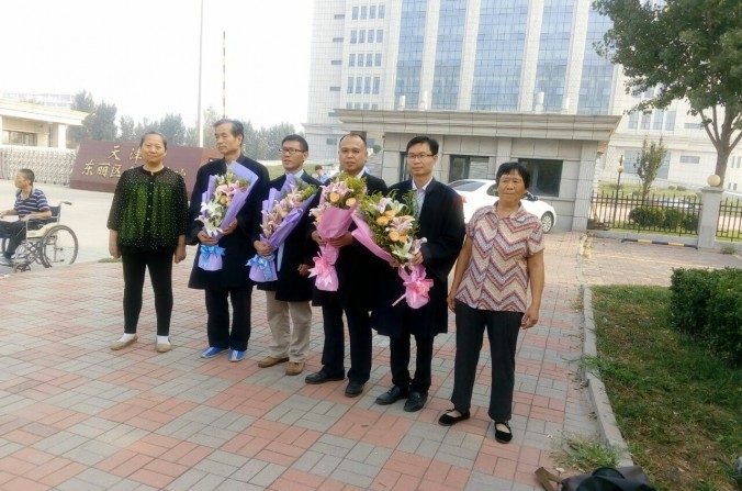 Les avocats des droits de l’homme Zhang Zanning, Chang Bayang, Yu Wensheng et Zhang Keke, avec les mères des pratiquants de Falun Gong Zhou Xiangyang et Li Shanshan, devant le tribunal populaire de Dongli à Tianjin, le 13 septembre 2016. (Epoch Times)