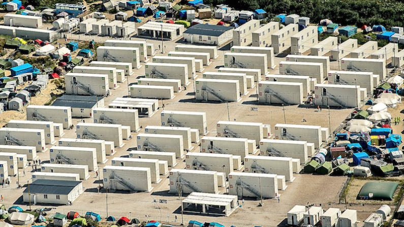 Des logements permanents ont été installés au sein de la « jungle » de Calais pour accueillir 1 750 des 9 000 résidents. Les autres iront vers d’autres centres au sein du territoire. (PHILIPPE HUGUEN/AFP/Getty Images)