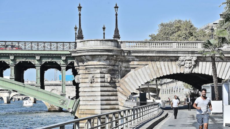 Parmi les projets sélectionnés par la Ville de Paris, on relève de nombreux projets d’aménagement de pistes cyclables et d’espaces de circulation piétonne. (CHRISTOPHE ARCHAMBAULT/AFP/Getty Images)