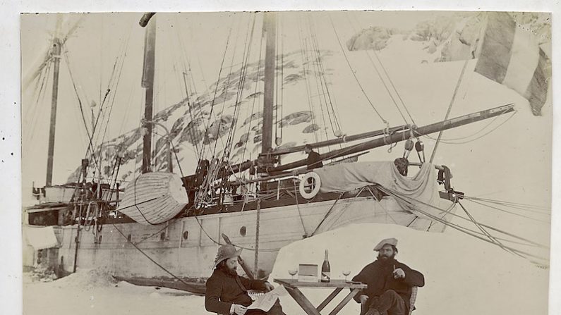 Gourdon et Pléneau autour d’une coupe de champagne en l’honneur de l’anniversaire de Charcot le 15 juillet 1904.  (© Ernest Gourdon/courtesy Barbara Caillot)