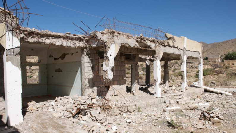 Ruines d'une école détruite par les bombardements, Yémen. (Julien Harneis/Flickr)