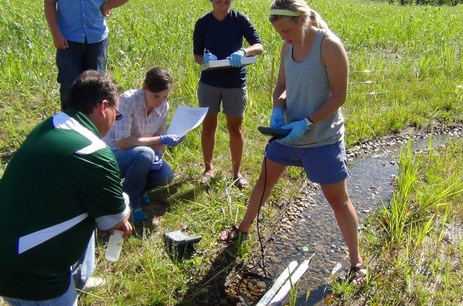 Des étudiants testant des échantillons sur la présence d’organismes génétiquement modifiés (OGM) à l’université de Notre Dame. Des scientifiques de l’université Rice développent une méthode d’analyse du spectre lumineux permettant de détecter la présence d’OGM. (Arial Shogren)