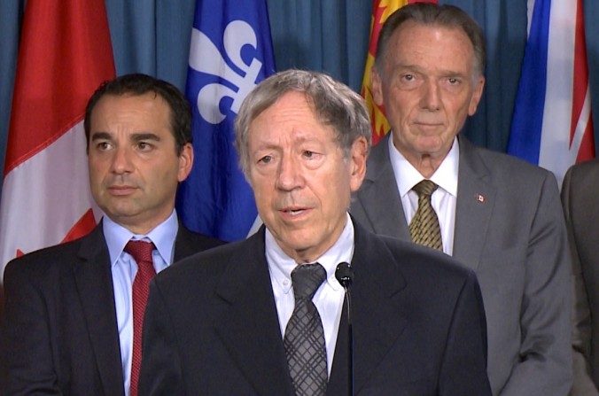 (De gauche à droite) Michael Levitt, président du conseil international des droits de l’homme, Irwin Cotler, ancien membre du parlement canadien et Peter Kent, expert conservateur aux affaires étrangères, s’expriment lors d’une conférence de presse à la Colline du parlement canadien, le 2 octobre 2016. (Gerry Smith/NTD)