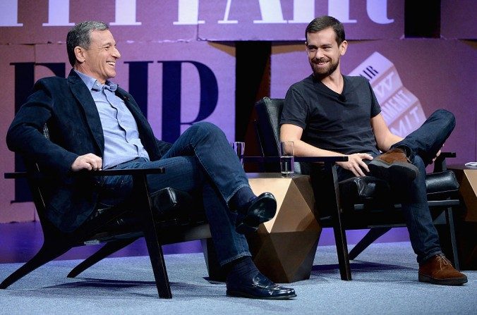 Bob Iger (G), président et PDG de Walt Disney Company et Jack Dorsey (D) président co-fondateur deTwitter échangent lors du Sommet du New Establishment Vanity Fair à San Francisco, en Californie, le 9 octobre 2014. Walt Disney travaille sur une possible offre pour Twitter Inc. (Michael Kovac / Getty Images for Vanity Fair)