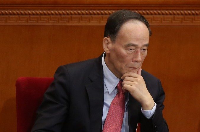 Wang Qishan, patron de la campagne anti-corruption, au Grand palais du Peuple à Pékin, le 5 mars 2014. Récemment, les enquêteurs anti-corruption ont critiqué dans un rapport le Bureau 610, une organisation extrajudiciaire du Parti qui supervise la persécution du Falun Gong. (Feng Li / Getty Images)