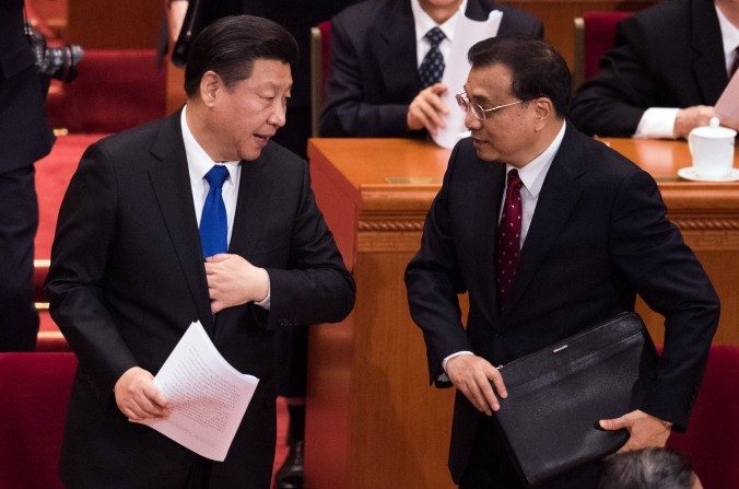 Le dirigeant chinois Xi Jinping et le Premier ministre Li Keqiang au Grand palais du Peuple à Pékin, le 3 mars 2016. (Johannes Eisele / AFP / Getty Images)