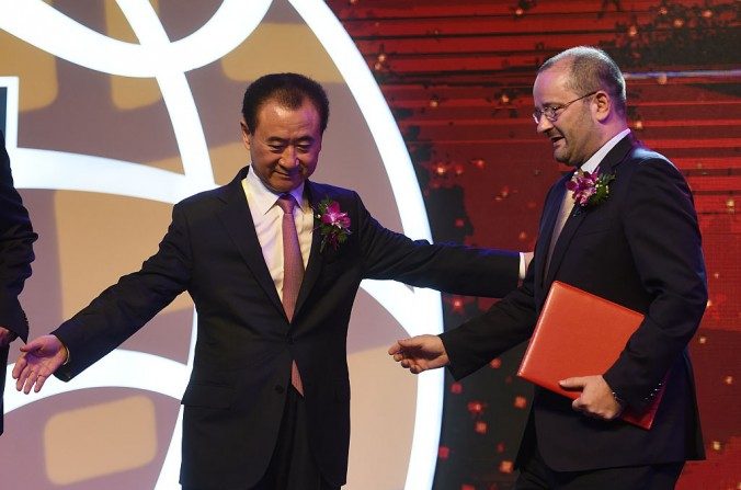 Wang Jianlin, président du groupe Wanda (à gauche) avec Patrick Baumann, membre du CIO, à Pékin, le 16 Juin, 2016. Les membres du Congrès des États-Unis demandent une enquête sur les menaces potentielles à la sécurité, suite à l’augmentation du nombre des rachats de sociétés américaines par la Chine. (Greg Baker / AFP / Getty Images)