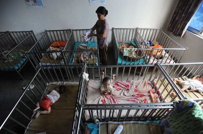 Une travailleuse sociale s'occupe des enfants d'un orphelinat  de Wuhu, dans la province d'Anhui, le 7 août 2009. (AFP/AFP/Getty Images)