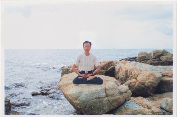 Zhang Mengye en méditation assise de Falun Gong, au bord de la mer en Thaïlande, en 2006. (photo de Luo Muluan)