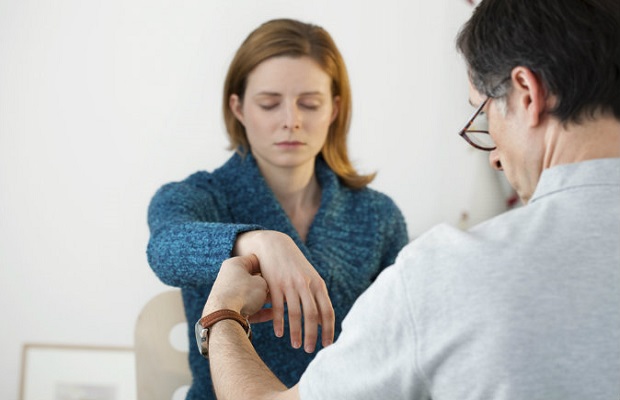 Photo d'une femme en train d'être hypnotisée. (Shutterstock)
