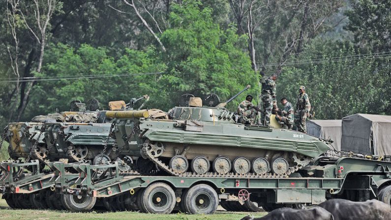 Arrivée de tanks dans la province de Jammu. (TAUSEEF MUSTAFA/AFP/Getty Images)