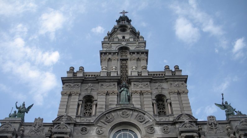 À l’angle des boulevards Saint-Joseph et Saint-Laurent, l’église Saint-Enfant-Jésus est l’une des pièces maîtresses du noyau institutionnel du village Saint-Louis-du-Mile-End. L’ancienne Institution des sourds-muets et l’ancien couvent des Sœurs de la Providence font aussi partie de ce bel ensemble architectural.
Source : (Frédérique Binette/Epoch Times)