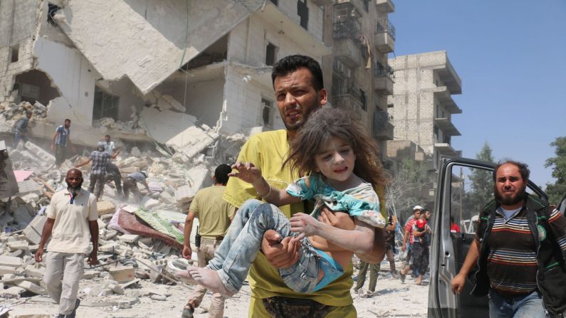 Un homme transporte un enfant le 27 août 2016 à Alep après une frappe du régime.
(Ameer Alhalbi/AFP/Getty Images)




 
At least 15 civilians were reported killed when two bombs fell several minutes apart, near a tent where people were receiving condolences for those killed this week.


 / AFP / AMEER ALHALBI        (Photo credit should read AMEER ALHALBI/AFP/Getty Images)