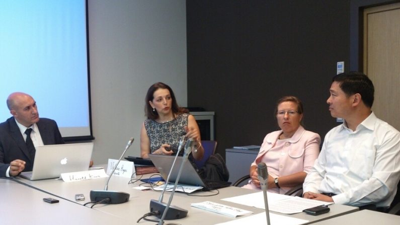 La députée Valérie Boyer (au centre) a tenu à participer à la conférence malgré son emploi du temps chargé, pour renouveler son soutien à la réglementation des prélèvements d’organes forcés en Chine sur les pratiquants de Falun Gong et sur la commercialisation du corps humain en général. (Yang Hao, Epoch Times) 