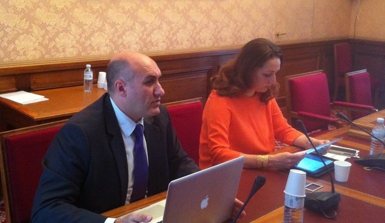 PARIS, France – Valérie Boyer, député des Bouches-du-Rhône et Docteur Harold King, contact de Dafoh en France, lors de la conférence-débat à l’Assemblée Nationale le 27 novembre 2013. (Laurent Gey/Epoch Times)