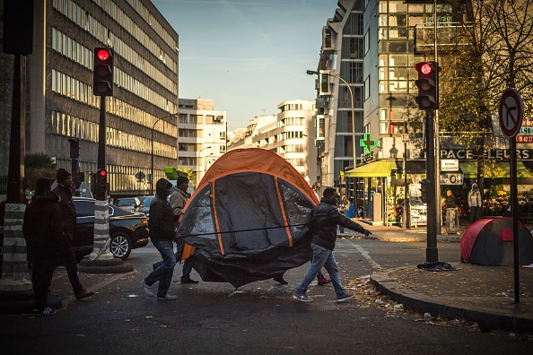 Des migrants déplacent leur camp installé dans le quartier Stalingrad, à Paris .(LIONEL BONAVENTURE/AFP/Getty Images)