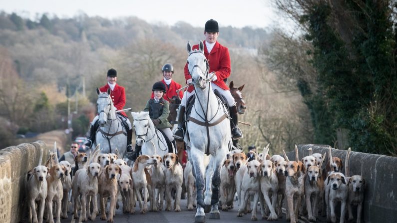 Des chasseurs se retrouvent pour la traditionnelle chasse de l'Avon le jour du Boxing Day, dans le village de Lacock en Angleterre le 26 décembre 2016. (Matt Cardy/Getty Images)