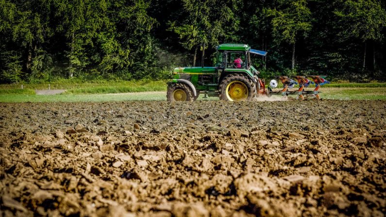 Accroître les réservoirs de carbone organique, un des enjeux pour l’agriculture, grande émettrice de gaz à effet de serre. Matthias Ripp/Flickr, CC BY