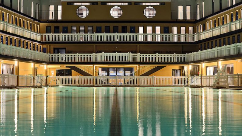 Les piscines franciliennes pourraient bien être toutes chauffées grâce à la géothermie basse des eaux usées. (FRANCK FIFE/AFP/Getty Images)