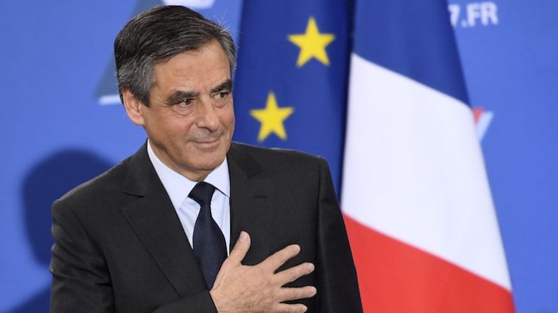 François Fillon salue ses partisans, le soir de sa victoire à la primaire de la droite et du centre. (ERIC FEFERBERG/AFP/Getty Images)