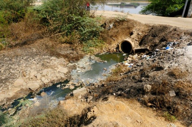 La photo d'un tuyau d’évacuation des effluents d'une usine qui fabrique des produits pharmaceutiques, appartenant à la société Aurobindo, à Bollaram, en Inde. (Avec l’aimable autorisation de Changing Markets)