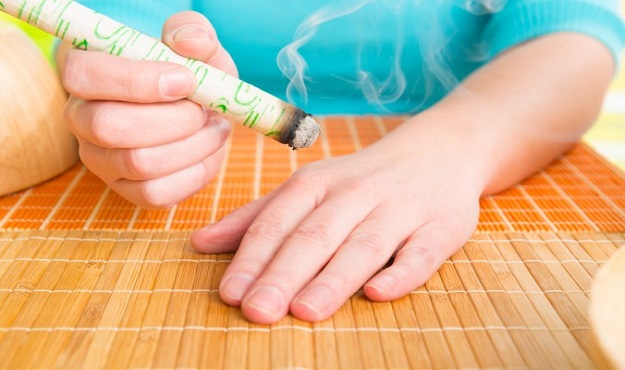 La moxibustion est un traitement efficace pour la douleur et de nombreux autres problèmes de santé. (Shutterstock/Monika Wisniewska)