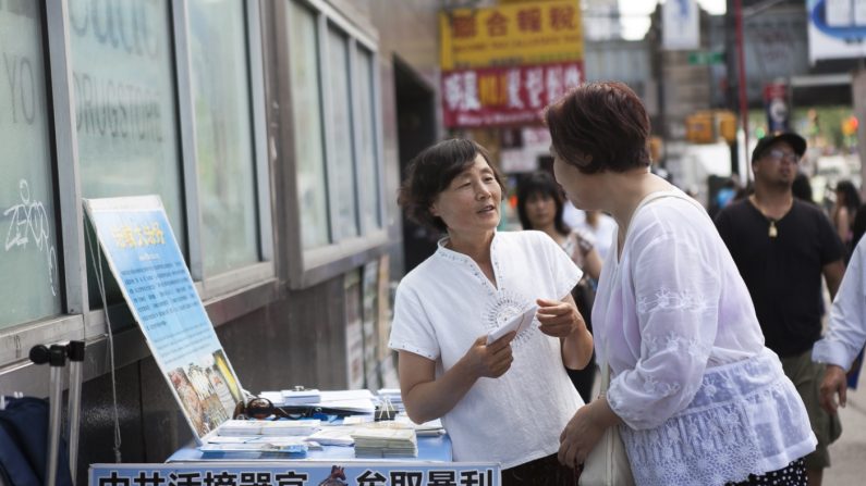 Une volontaire du Global Service Center for Quitting the Chinese Communist Party à Flushing, New York, le 25 juin 2014. (Samira Bouaou/Epoch Times) 