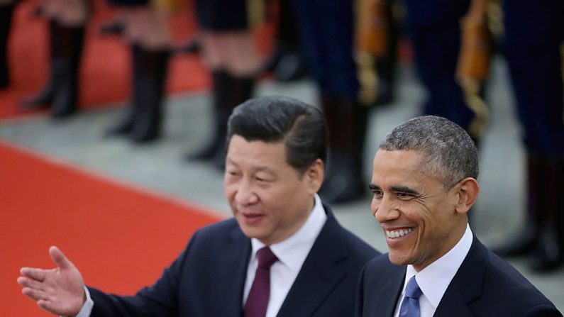 
Le président chinois Xi Jinping (à gauche) et le président américain Barack Obama passent en revue la garde d'honneur lors de la cérémonie d'accueil à Pékin, le 12 novembre 2014. (Feng Li / Getty Images)