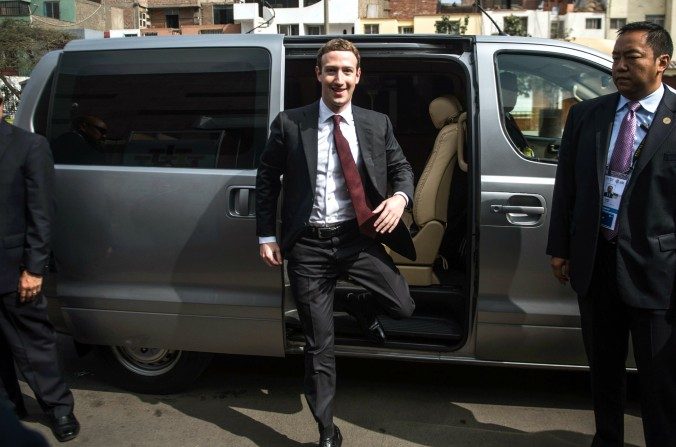 Le PDG et président de Facebook, Mark Zuckerberg, arrive au Palais des Congrès de Lima pour s’exprimer lors d'une session du sommet des dirigeants de l'APEC (Asia Pacific Economic Cooperation), qui s'inscrit dans le cadre du Sommet de l'APEC à Lima, le 19 novembre 2016. (ERNESTO BENAVIDES / AFP / Getty Images)