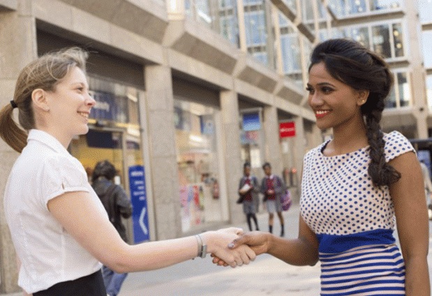 Les premières impressions sont importantes lorsqu'on rencontre de nouvelles personnes. Comment les gens se souviennent-ils d'une première impression ? (michaelpuche/iStock) 