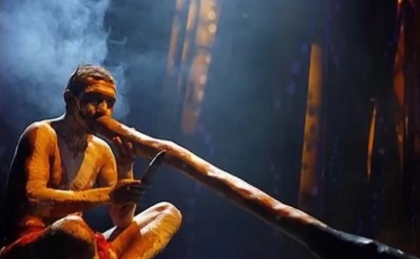 Un aborigène jouant du didgeridoo. (Capture d'écran Youtube)